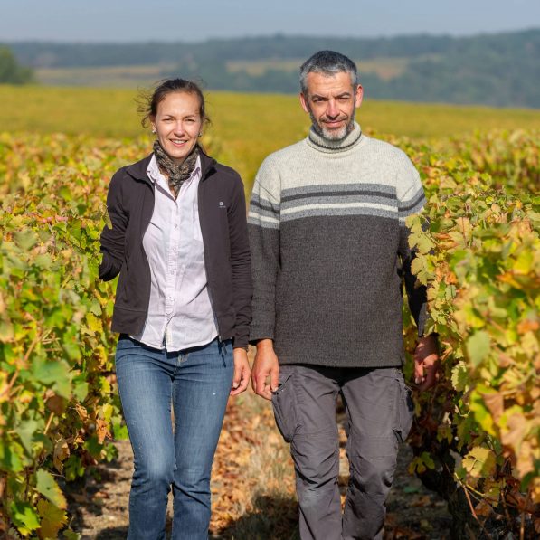 Deux personnes dans les vignes de Vouvray